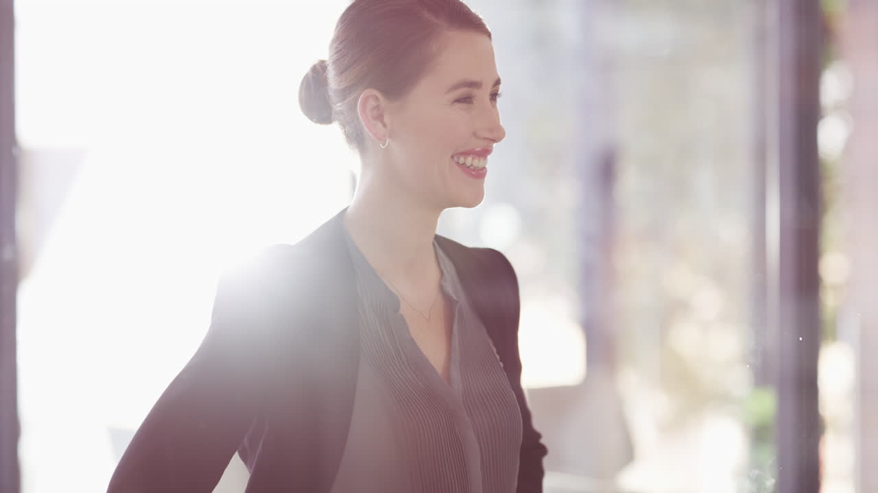 열심히 일하는 사람만이 정상에 오르는 데 살아남습니다.