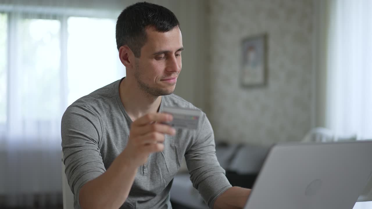 hombre comprando en línea con tarjeta de crédito