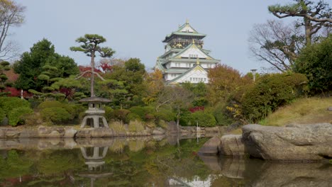 Atemberaubende-Spiegelung-Der-Burg-Von-Osaka-Im-Ruhigen-Wasser