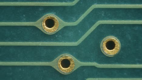 placa de circuito pcb soldadura contactos chapados en oro conexiones bajo microscopio