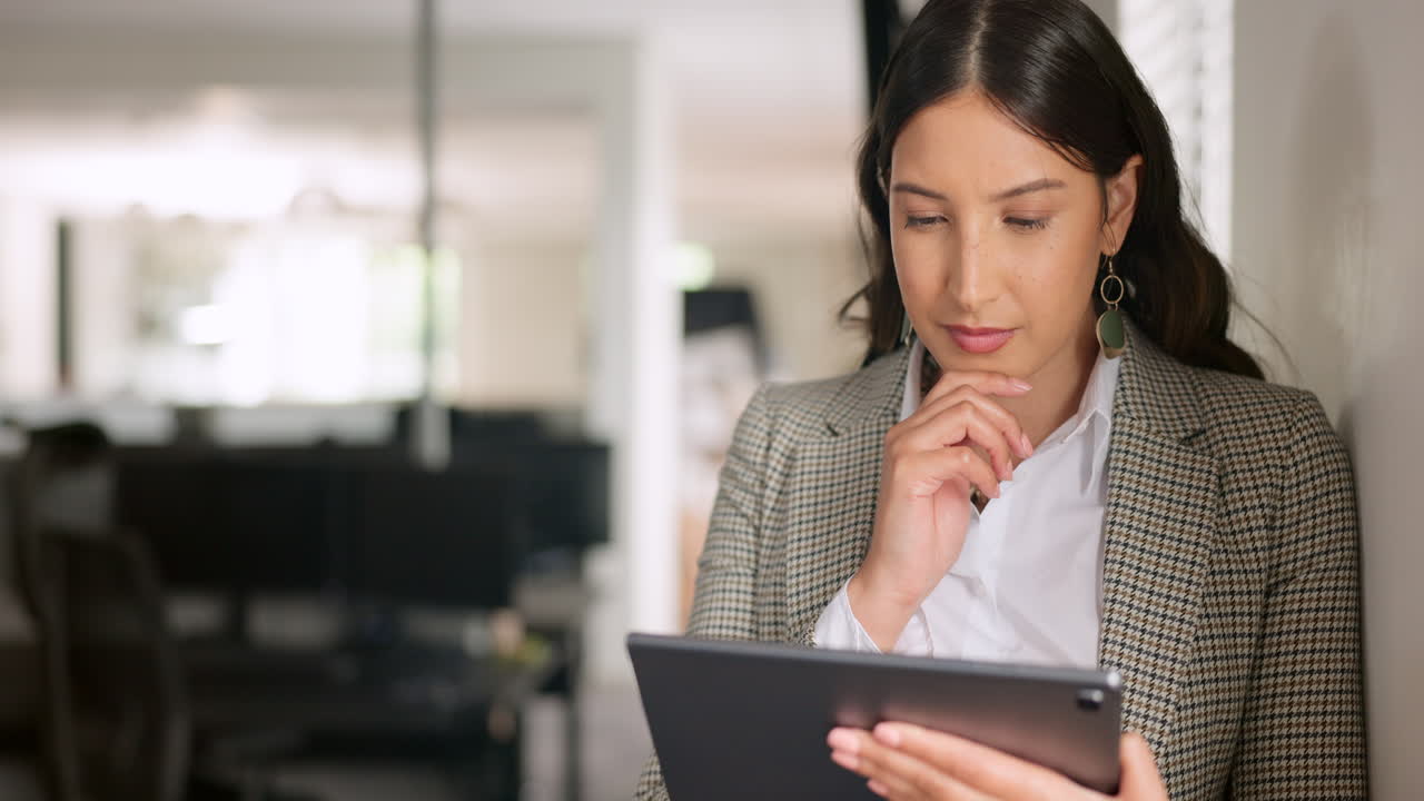 búsqueda, tableta y mujer de negocios en la oficina