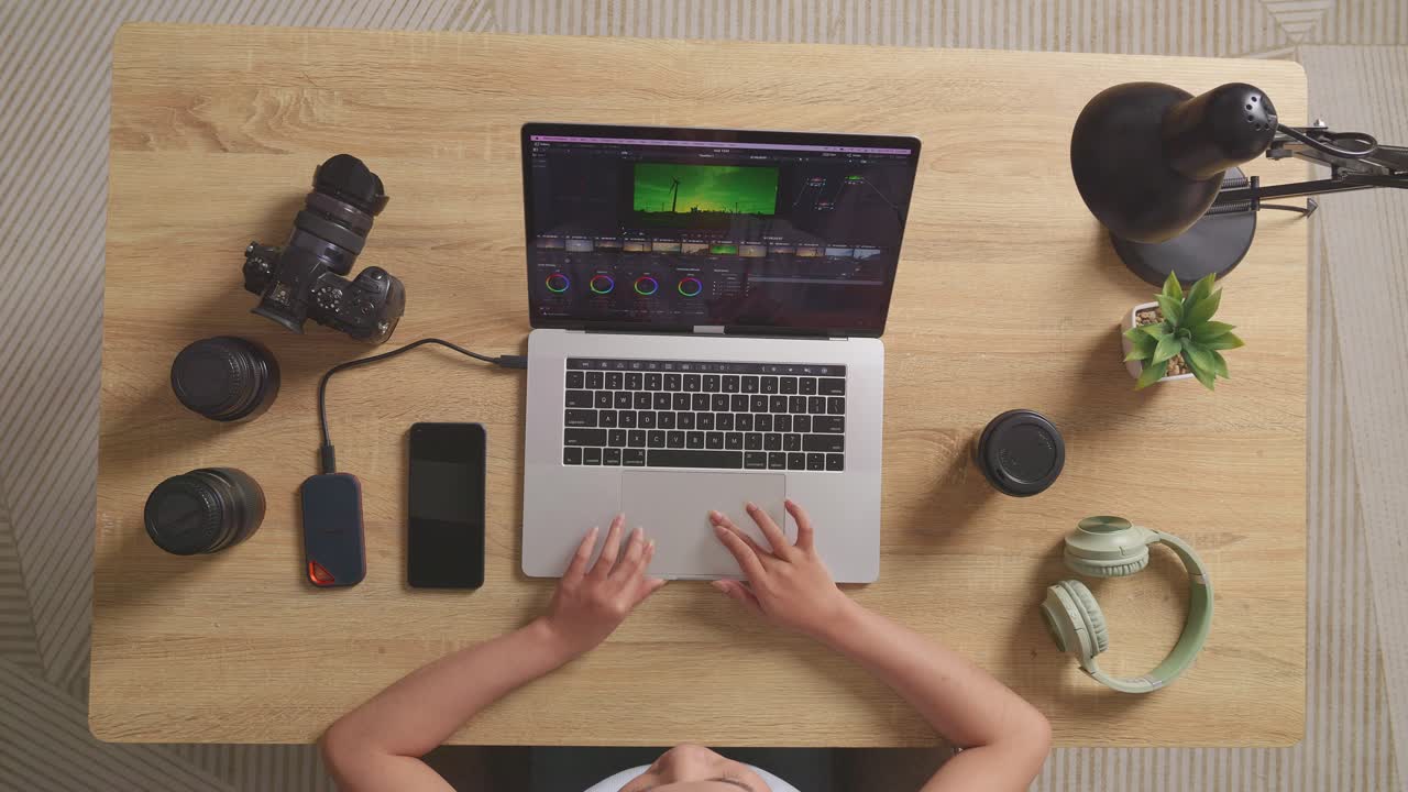 configuración de la estación de trabajo con portátil para la edición de fotos y videos
