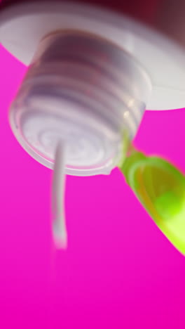 primer plano de un dispensador de frasco de champú o acondicionador