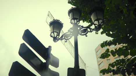 Antigua-Farola-Ornamental-De-La-Ciudad-Bajo-La-Lluvia