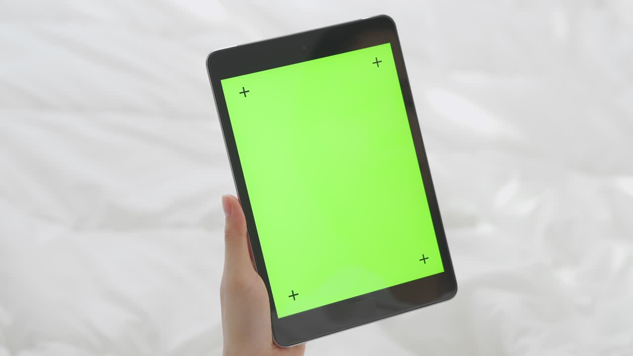 close up de mujer sosteniendo en las manos una tableta digital con pantalla verde para internet en línea, pantalla clave de croma para publicidad.