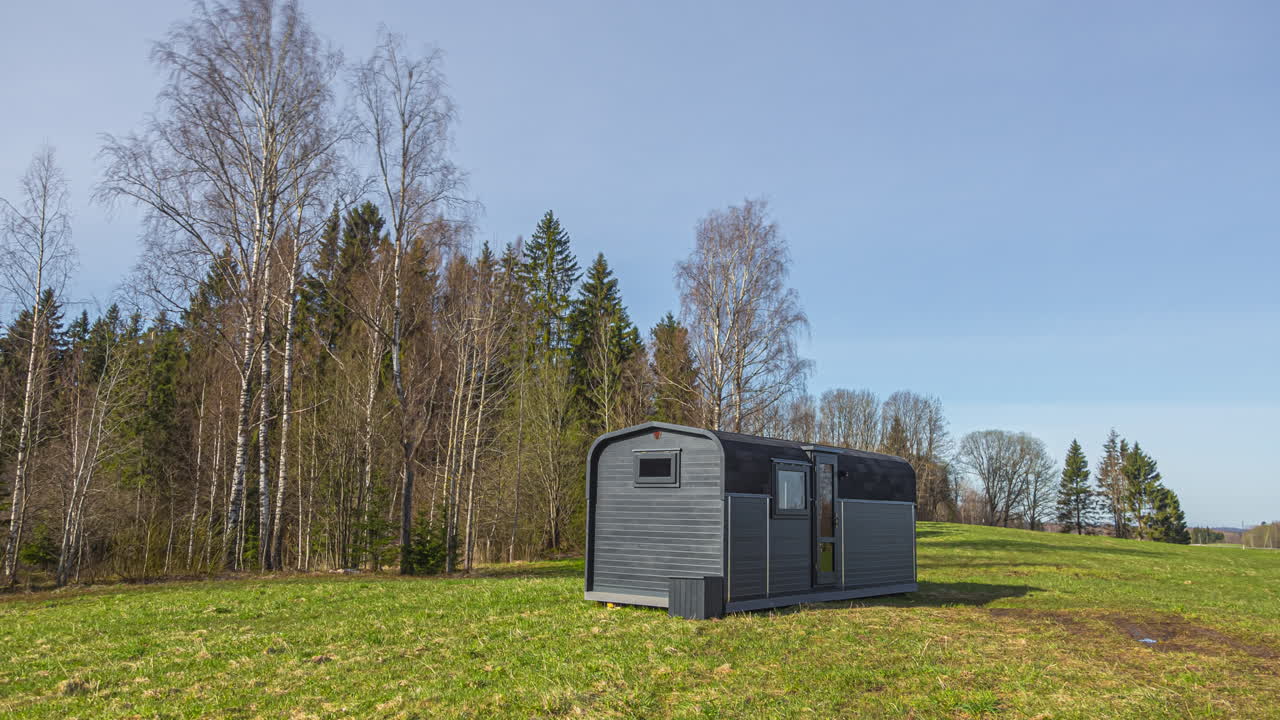 toma de lapso de tiempo del frío día de otoño con hielo en el campo de hierba derritiéndose durante el amanecer - nubes volando en el cielo despejado - hermoso paisaje con árboles sin hojas - casa de vacaciones en el campo