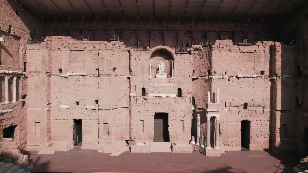 fotografía de un avión no tripulado de una escena antigua de un anfiteatro de piedra con escaleras en los lados