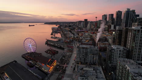 Seattle-Stadtbild-Bei-Sonnenuntergang-Mit-Großen-Radwolkenkratzern,-Gebäuden,-Wunderschönem-Himmel