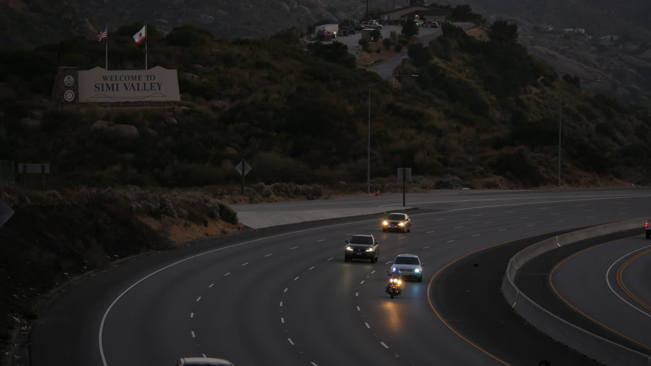 시미 밸리 캘리포니아 미국 고속도로 일몰 저속 시미 밸리 표지판에 오신 것을 환영합니다 4k 고해상도