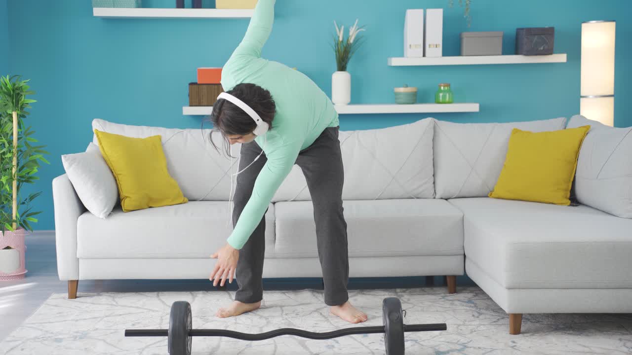 재 ⁇ 는 운동선수. 그는 집에서 재 ⁇ 는 움직임으로 스포츠를 합니다.