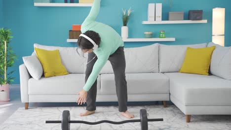 un atleta gracioso. hace deportes con movimientos graciosos en casa.