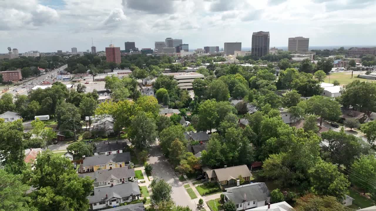 Veduta aerea dello skyline di Columbia, SC in lontananza.