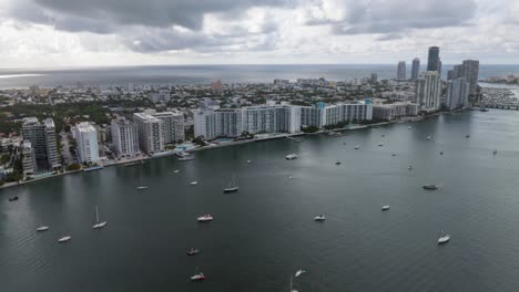 time-lapse aéreo de la costa de miami con rascacielos, bahía de biscayne y barcos a la deriva