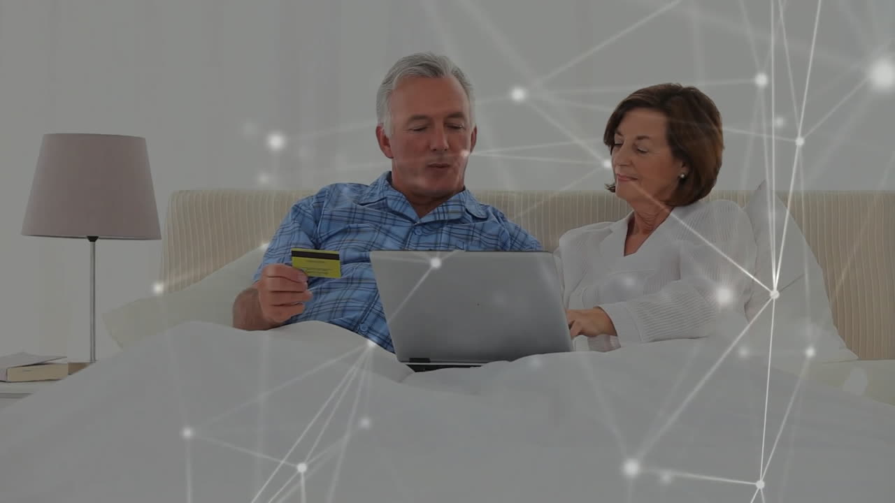 animación de la red de conexiones a través de una pareja caucásica usando una computadora portátil