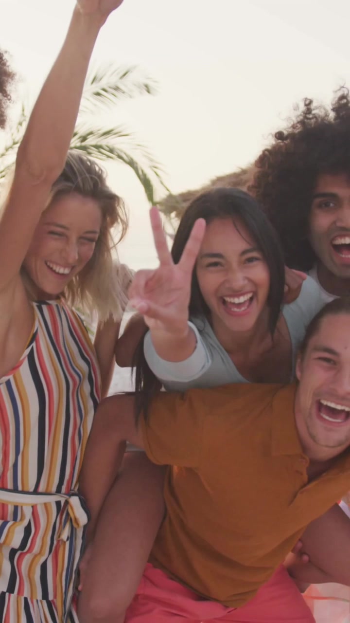 Animazione di icone a cuore dei social media su un ritratto di amici sorridenti in spiaggia