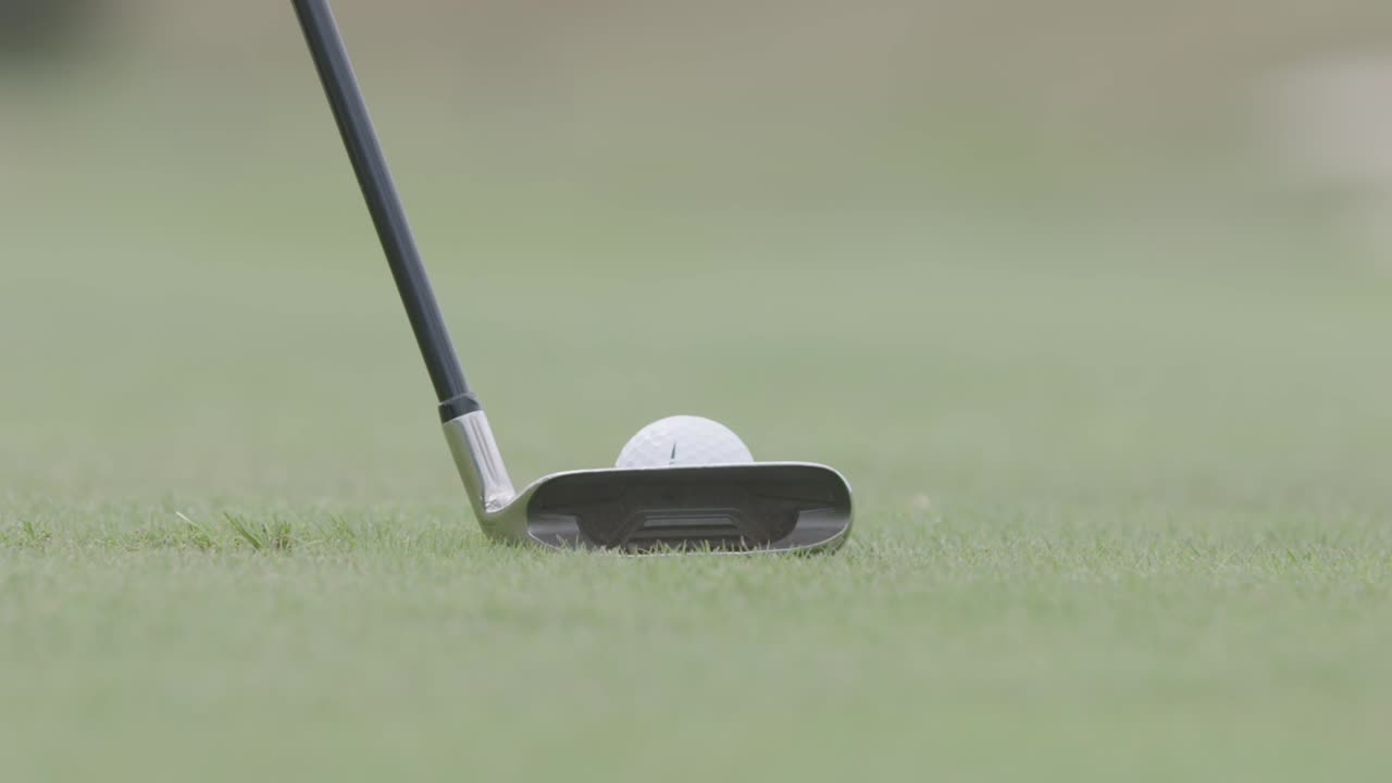 골프공을 치는 것. 확대. 느린