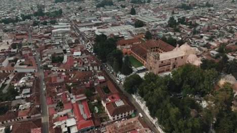 Santo-Domingo-de-Guzmán-Temple-And-Artesany-Market-In-San-Cristobal-de-las-Casas,-Chiapas,-Mexico---aerial-shot