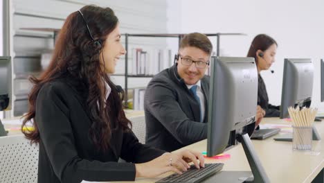 Geschäftsleute-Mit-Headset,-Die-Im-Büro-Arbeiten