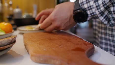 haciendo un sándwich de jamón y queso