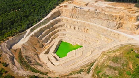 Lago-En-Una-Cantera-De-Piedra-Caliza---Toma-Aérea-De-Drones