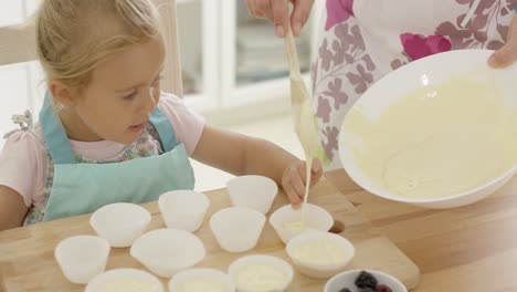 Verter-La-Masa-De-Muffins-En-Los-Soportes