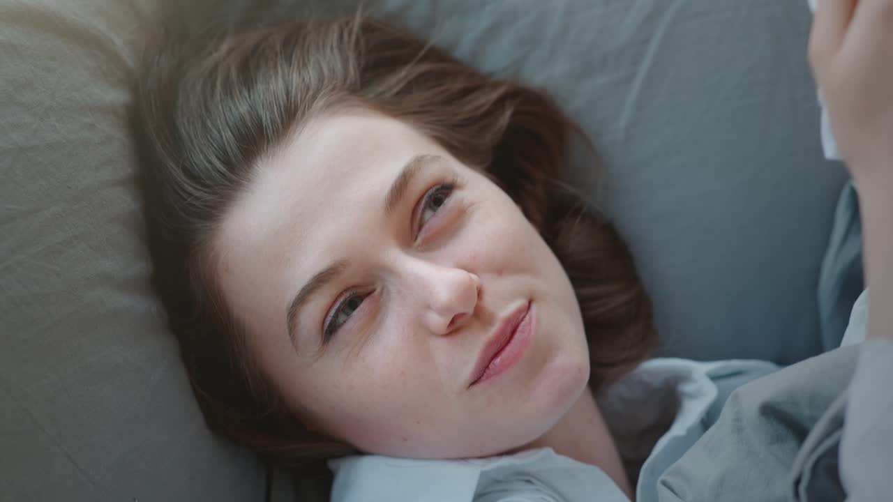 침대에서 깨어나는 여자