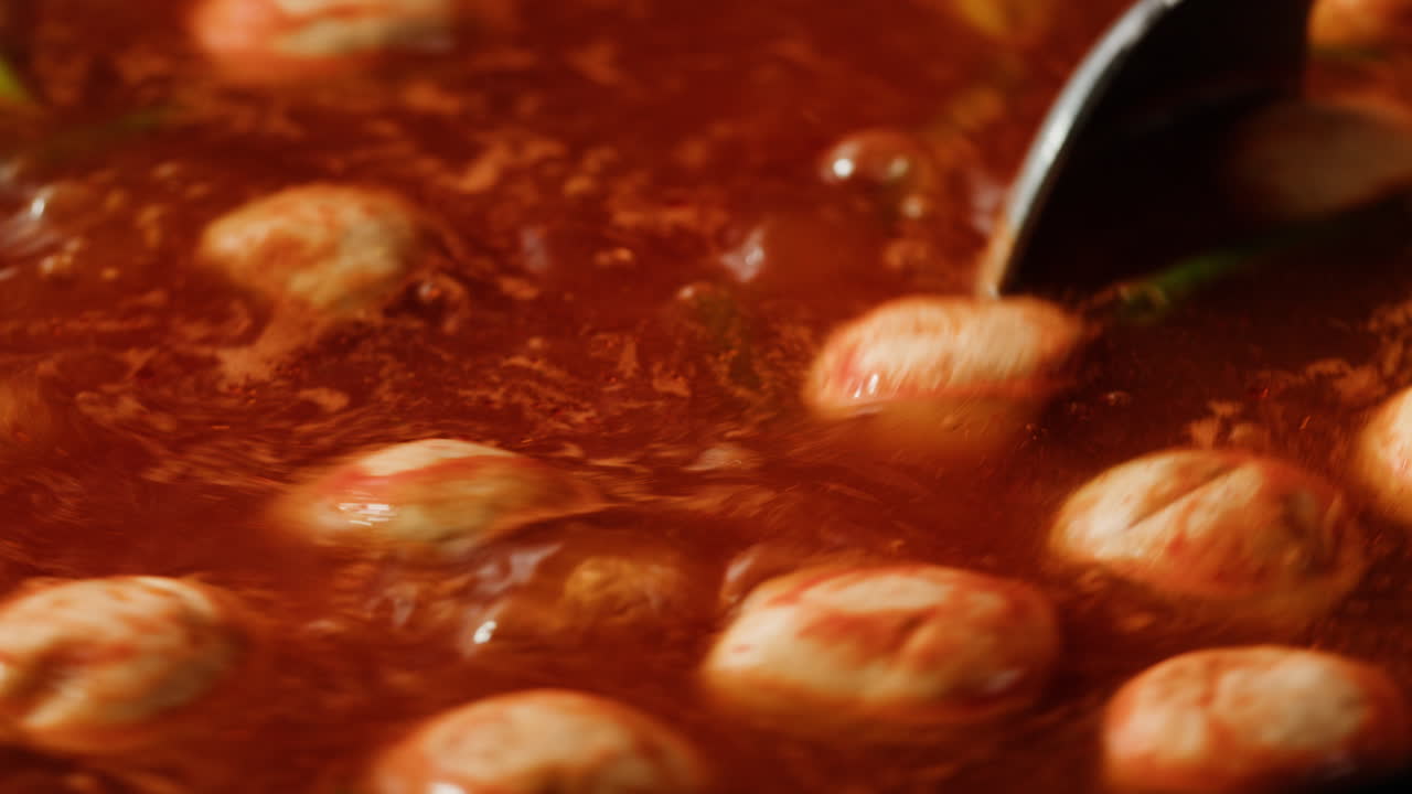 은 소스에서 고기 어리를 요리하는 것