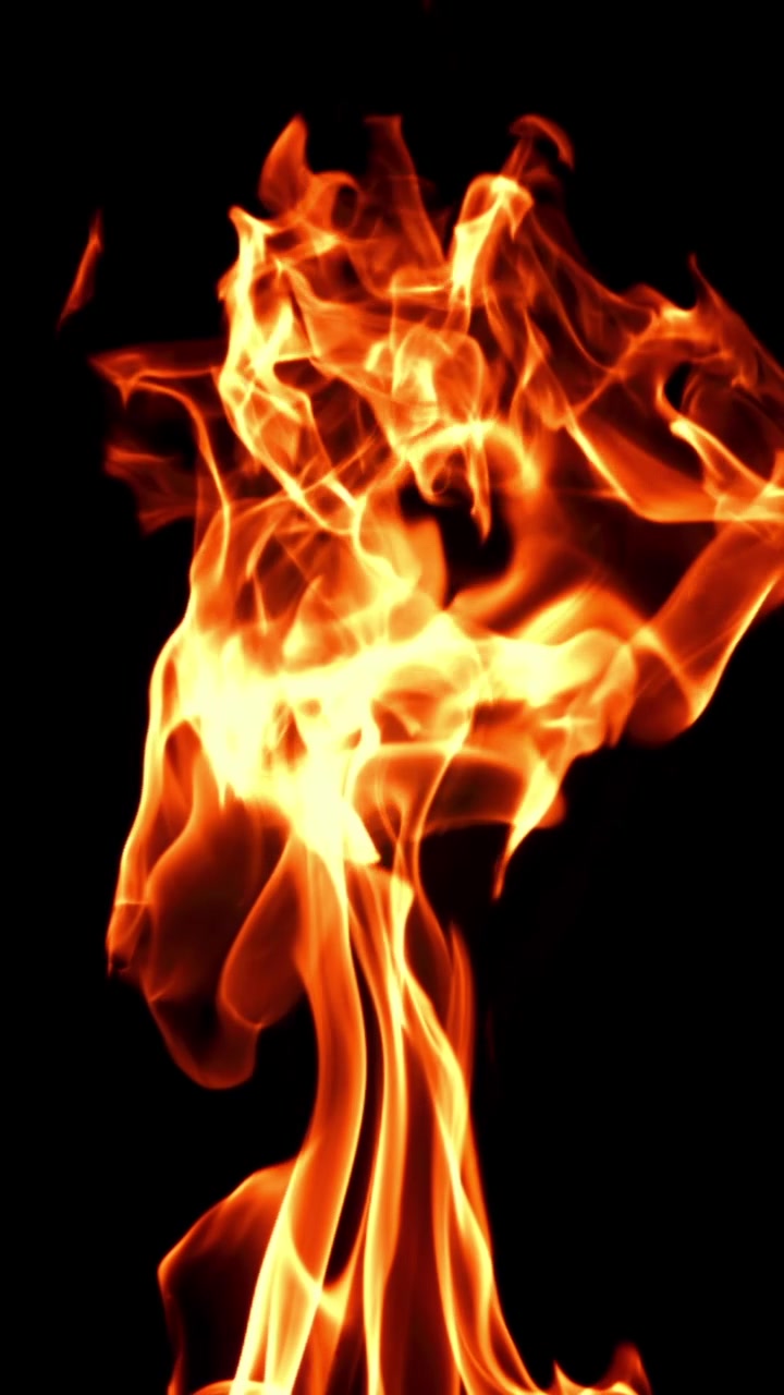 Fiamme di fuoco dinamiche che bruciano su sfondo nero