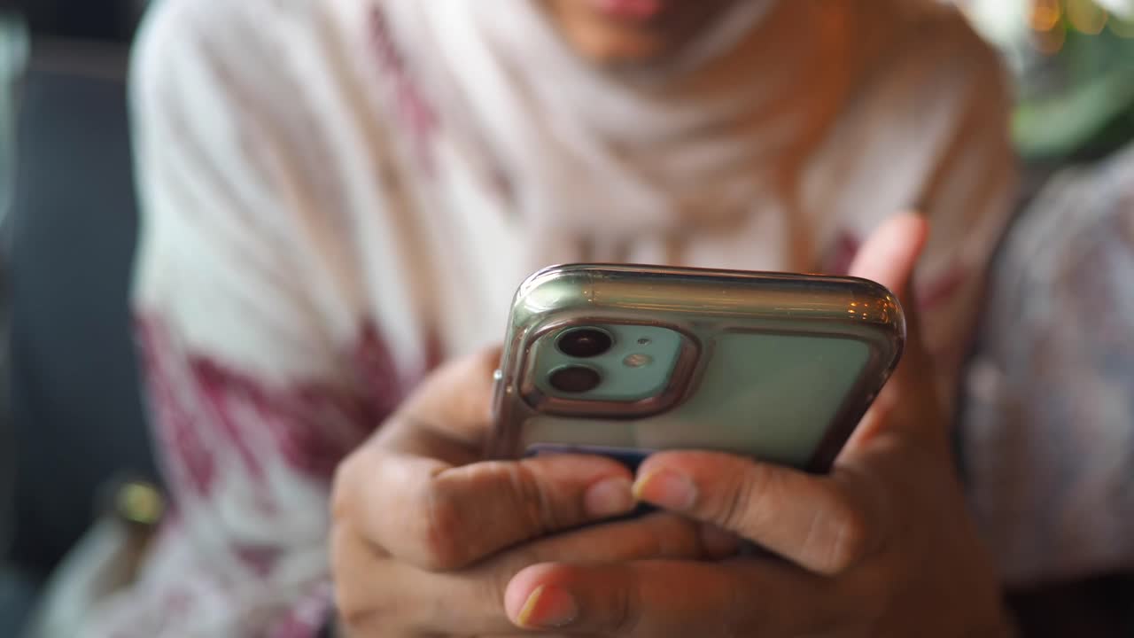 스마트폰을 사용하는 사람