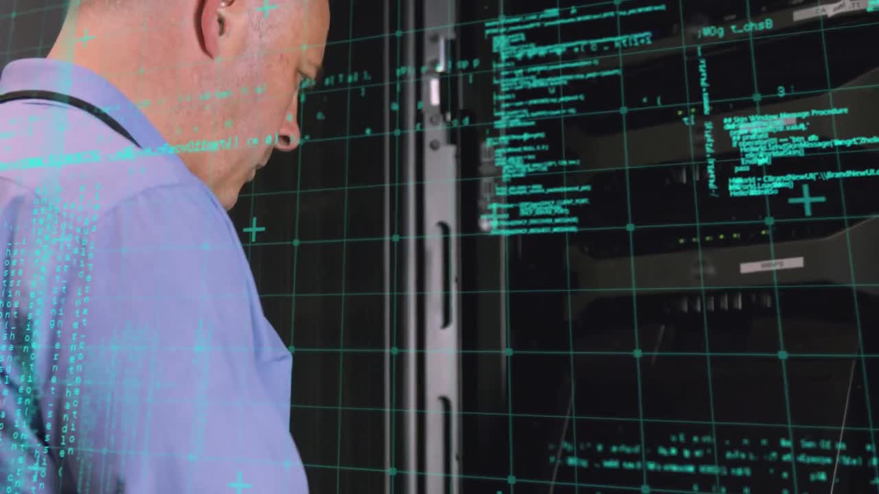 animación del procesamiento de datos sobre el hombre caucásico usando computadora en la sala de servidores