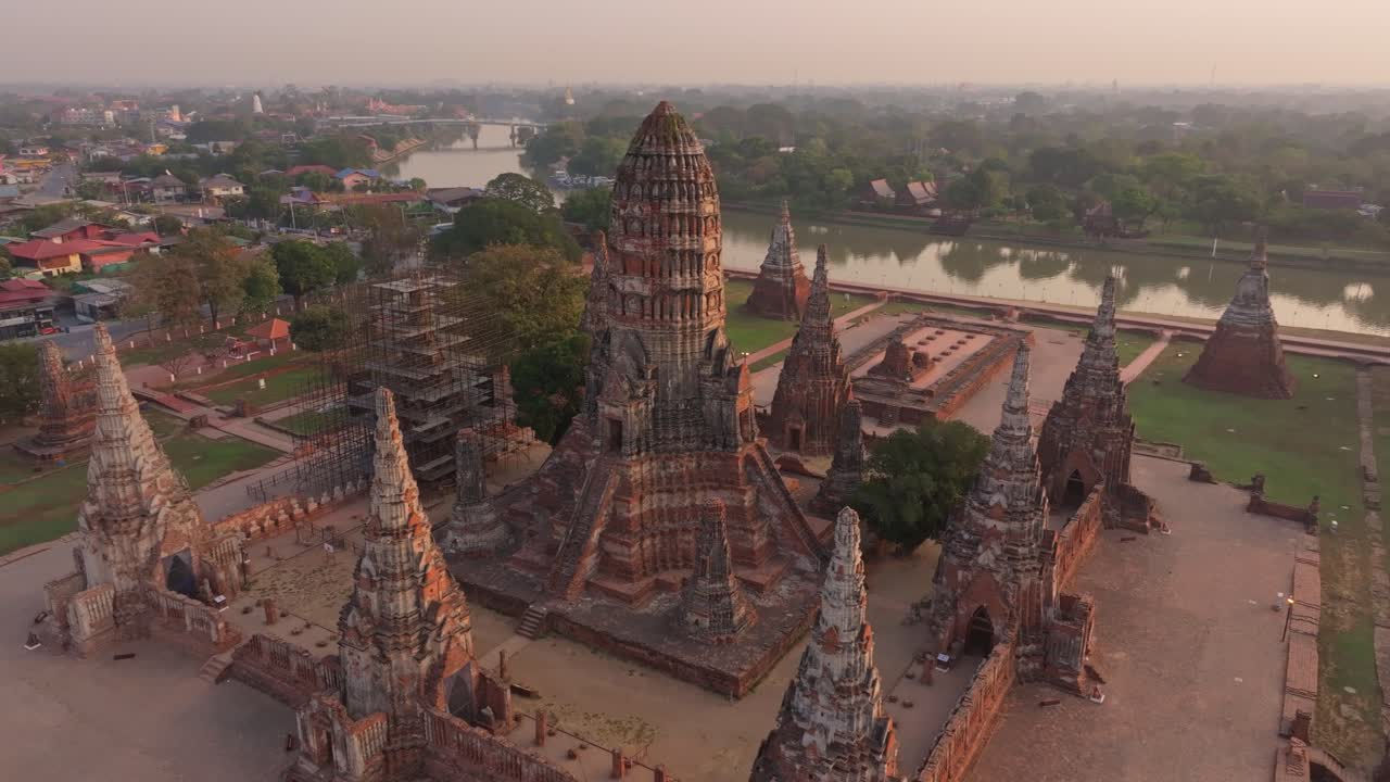 Dronekuva buddhalaisesta temppelistä aamunkoiton sävyissä, Ayutthaya