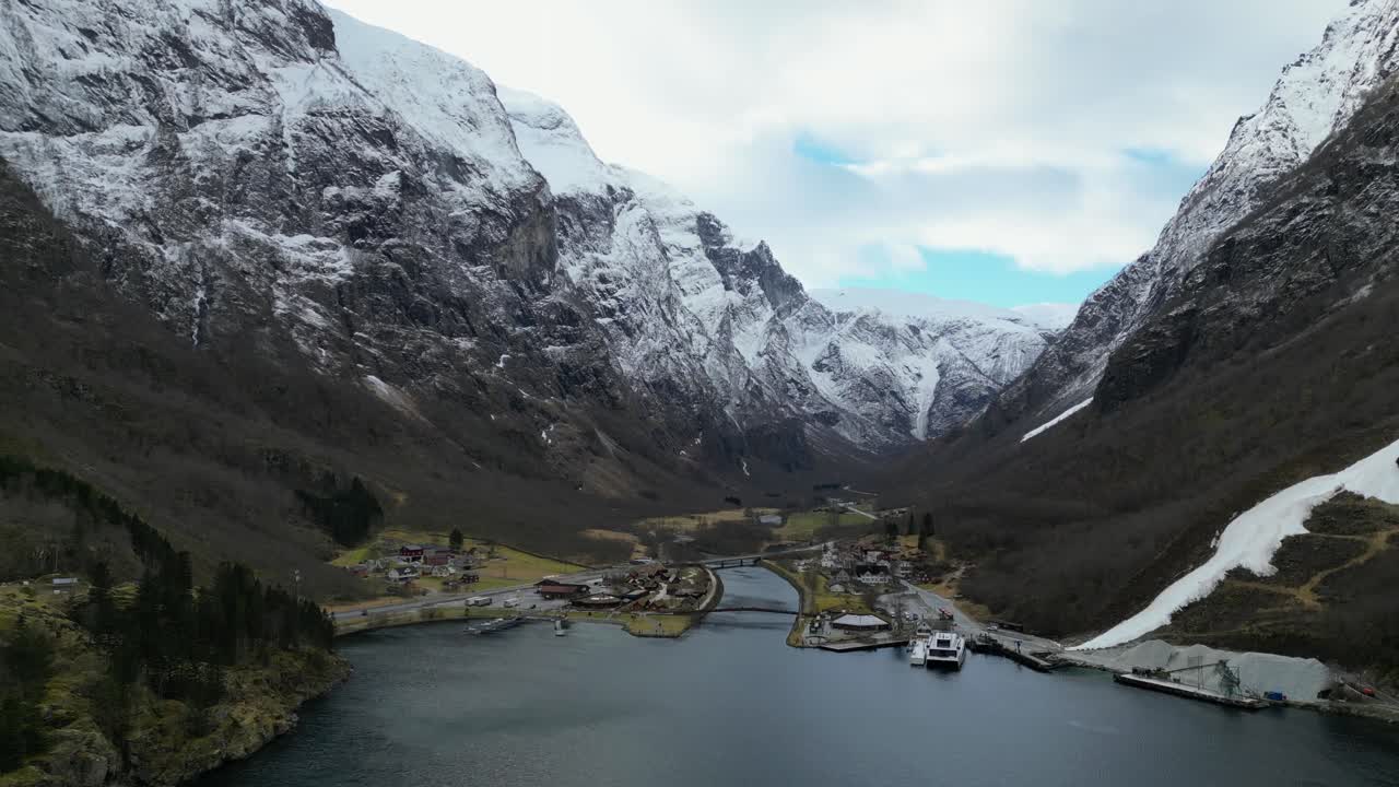 ciudad de gudvangen noruega durante el invierno en la mañana fiordos disparo de dron