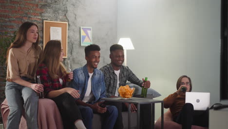 Una-Joven-Alegre-Habla-Con-Amigos-Viendo-Un-Partido-De-Fútbol.