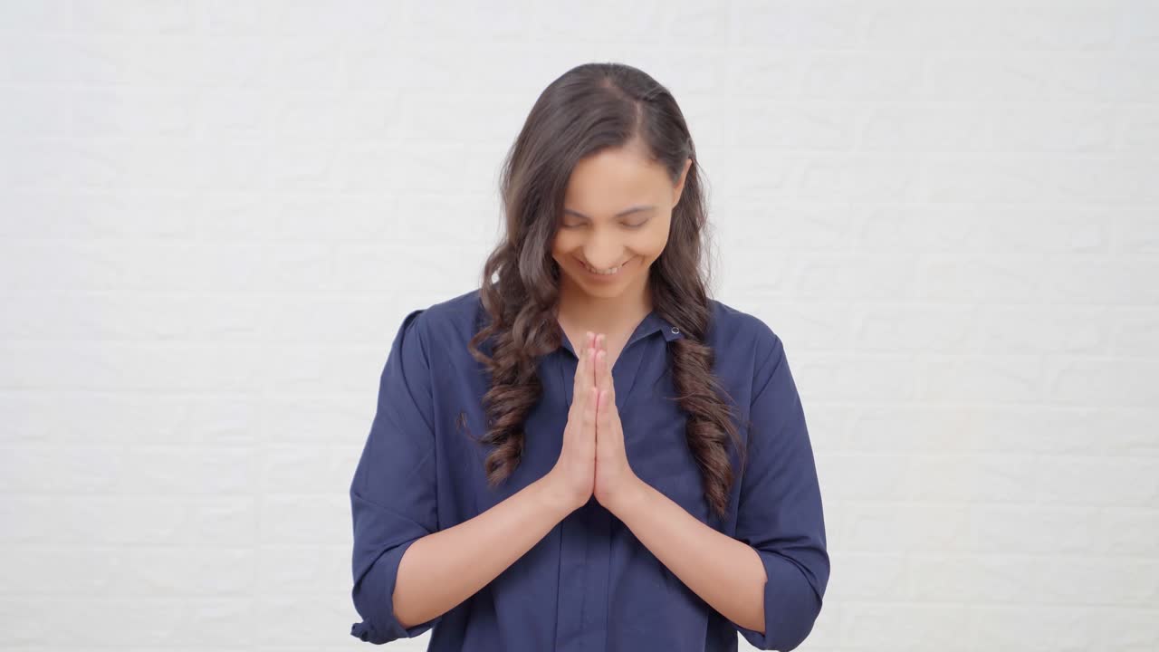 인도 소녀 가 행사 에서 손님 들 을 인사 하고 있다