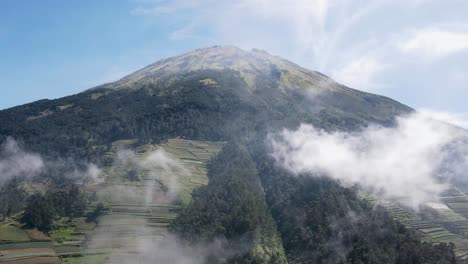 el lapso de tiempo de la belleza de la cima del monte sumbing por la mañana y el cielo azul