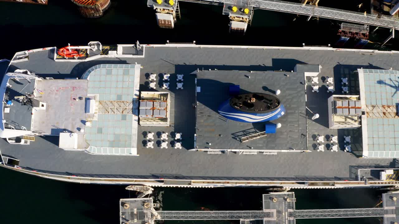 차량 및 관광 여행을 위한 페리 여객 터미널에서 거대한 선박 도킹의 오버헤드 뷰