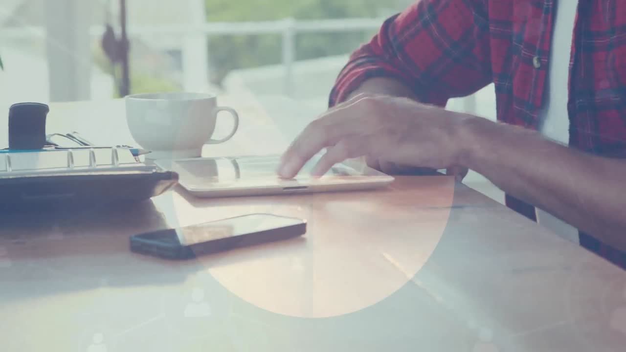 태블릿을 사용하는 백인 남성에 대한 데이터 처리 애니메이션