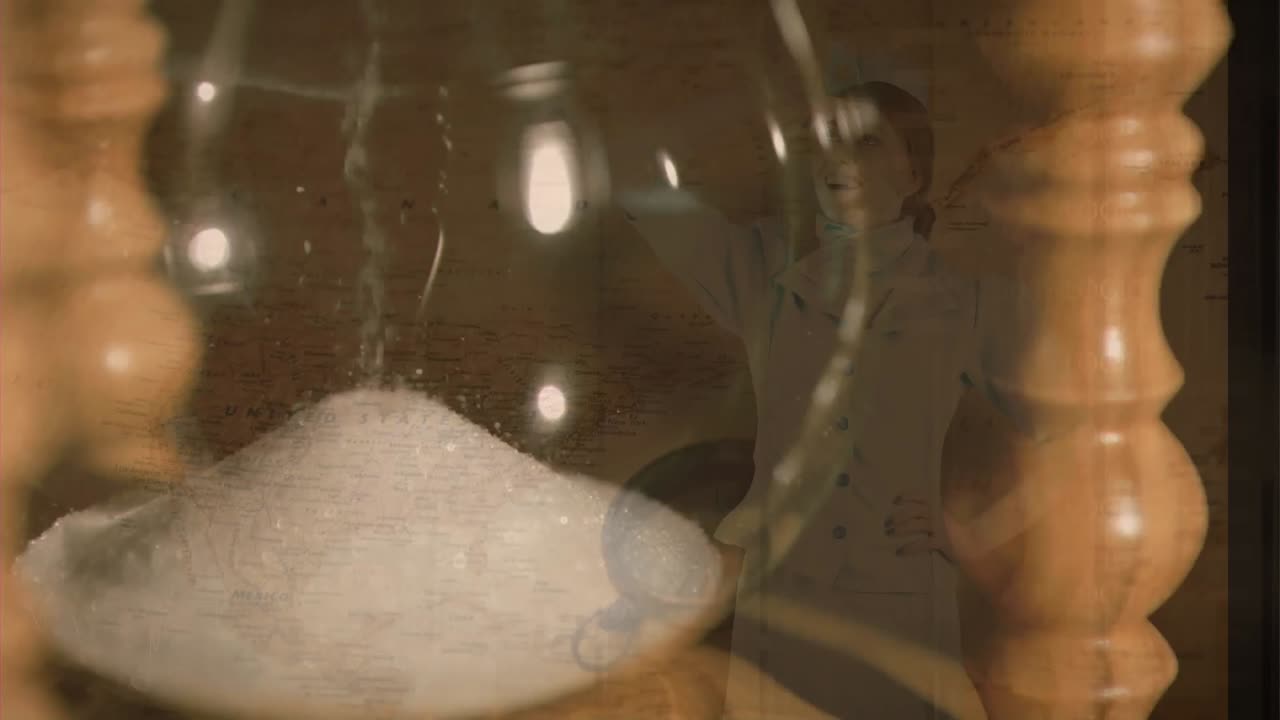 모래시계 위에 나침반과 백인 여성이 있는 세계 지도의 애니메이션