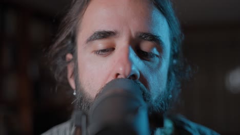 hombre cantando en un micrófono