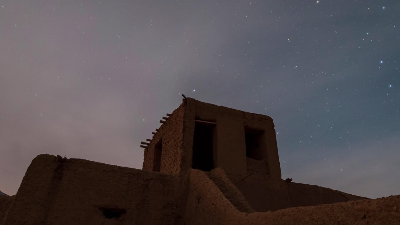 cielo nocturno mover un círculo girando sobre el eje de la estrella polaris estrellas y constelaciones planeta y cúmulos brillan en el cielo estrellado lejos de la ciudad contaminación lumínica maravillas de viajar al desierto viaje remoto