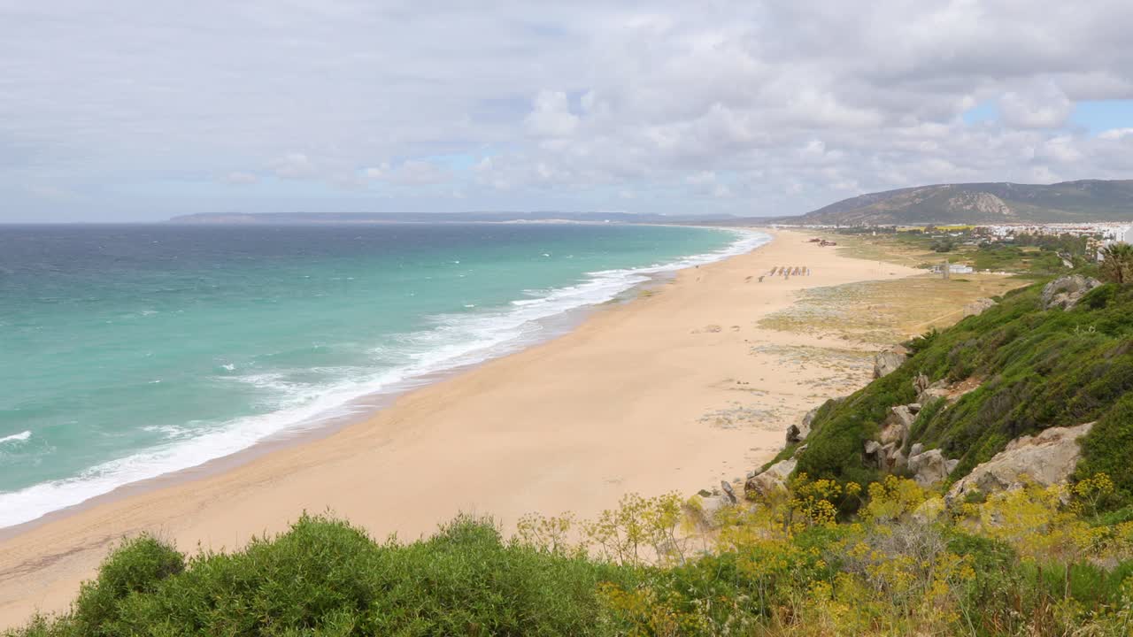 playa de zahara día nublado en cádiz españa