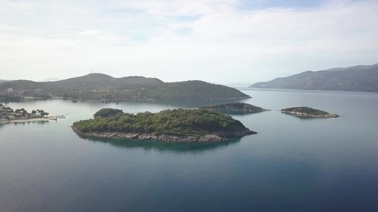 알바니아 아드리아해 한가운데 크사밀 섬 상공의 드론