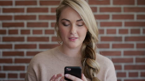 retrato de cerca hermosa joven rubia usando un teléfono inteligente navegando enviando mensajes de texto disfrutando de la comunicación móvil en cámara lenta