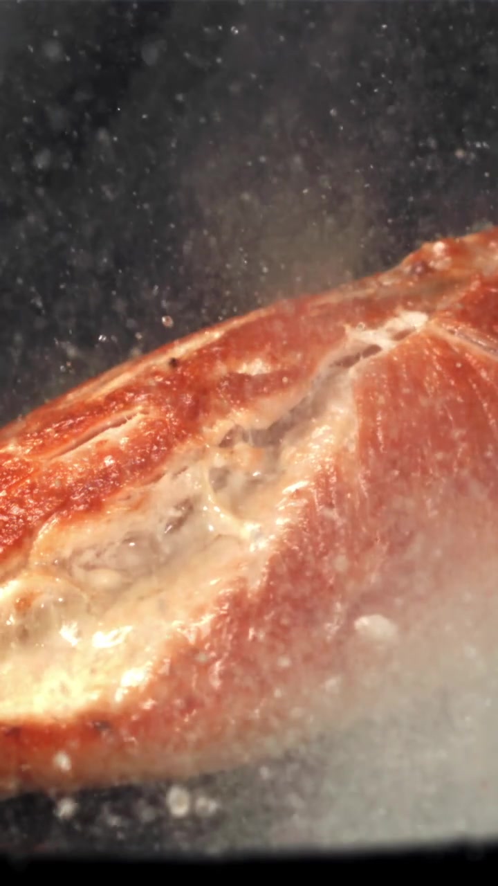 Primo piano di pancetta sfrigolante che frigge in una padella calda.