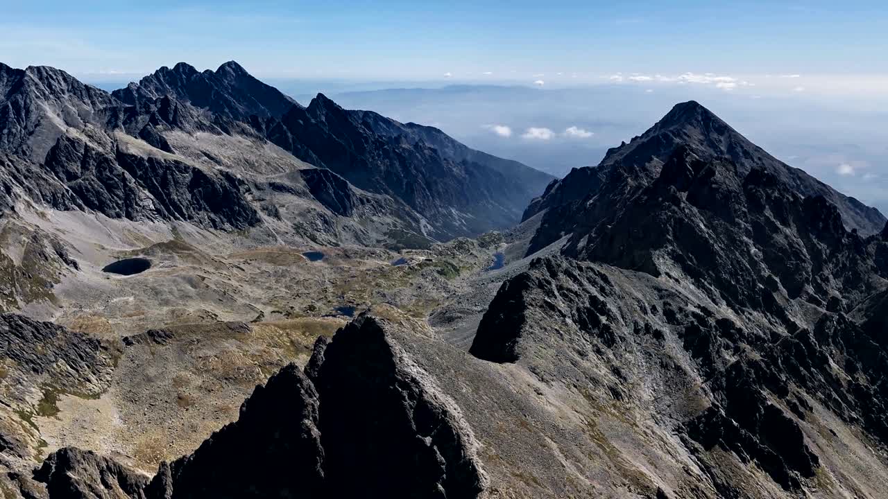 슬로바키아의 고타트라 산맥에 있는 카 스투데나 도리나 (velka studená dolina) 와 호수 (lakes) 의 360도 원활한 루프형 공중 사진.