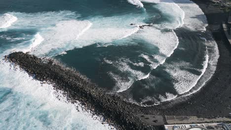 Ondas-Tropicales-En-Puerto-De-La-Cruz,-Playa-De-Guijarros,-Tenerife,-España