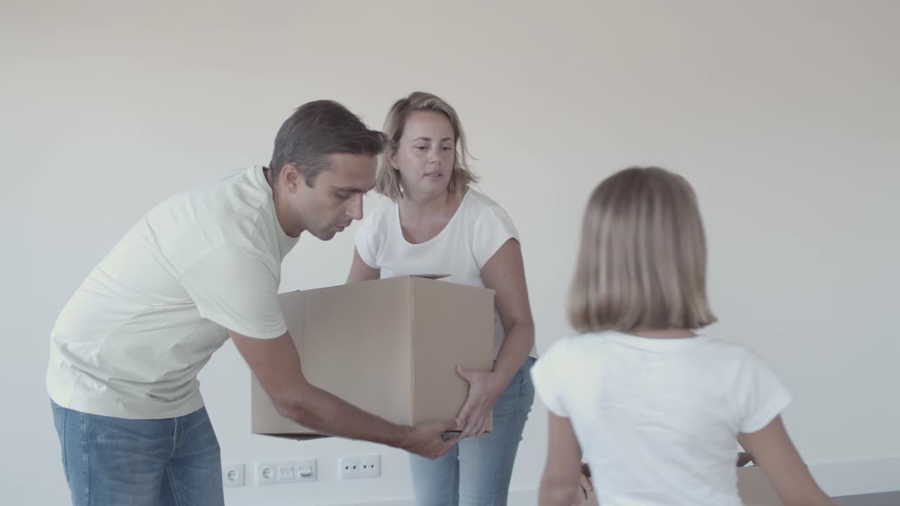 familia con dos hijos dejando el apartamento vacío