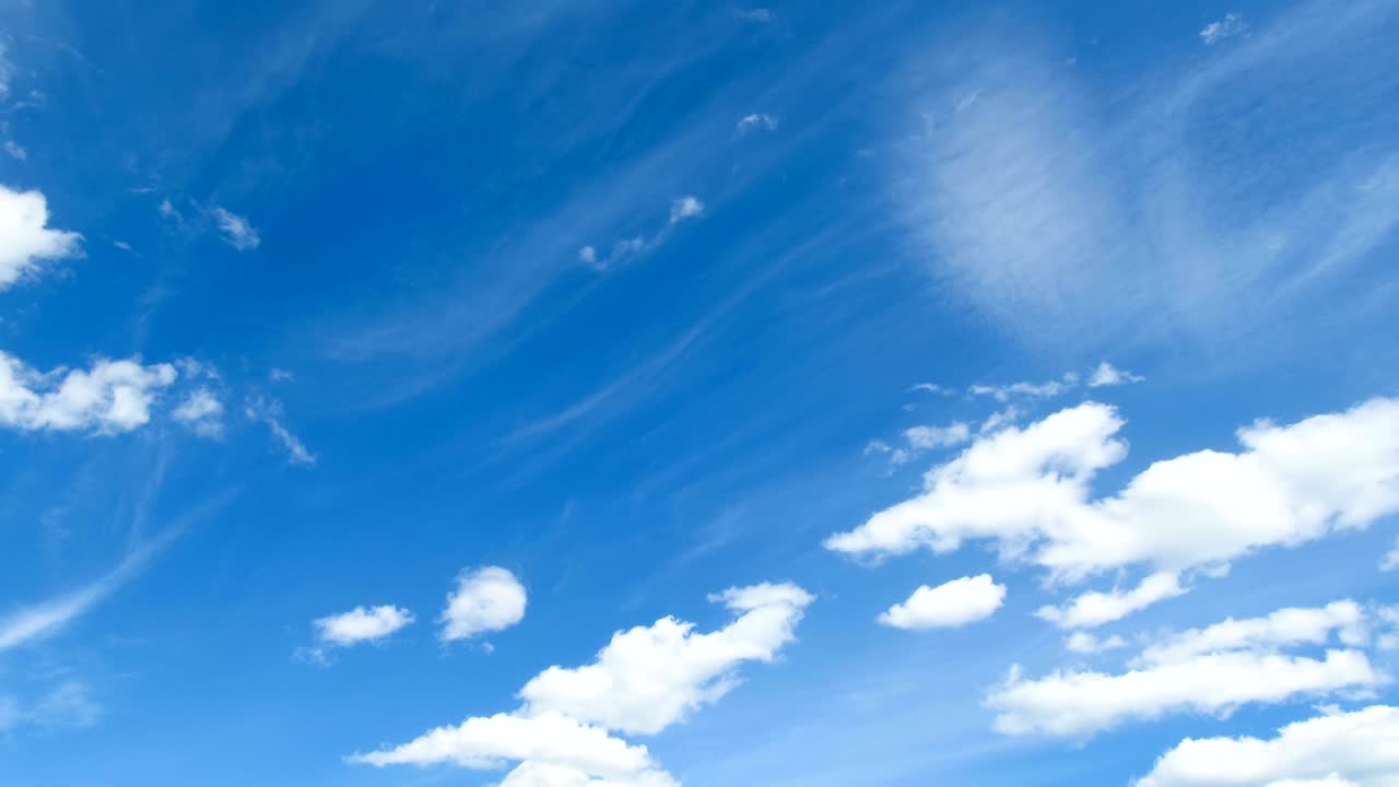 파란 하늘에서 구름이 움직이고 있습니다. 타임스