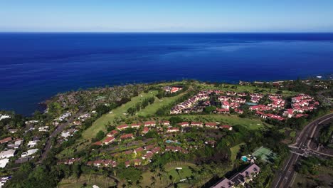 explore las impresionantes vistas costeras de vegetación exuberante y casas vibrantes en un paraíso tropical