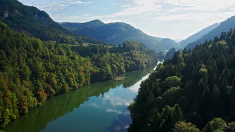 azul cristalino que refleja el río montaña en un paisaje idílico bañado en la luz del sol